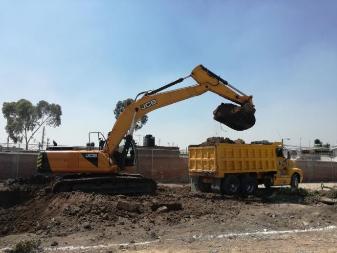 Carga de material con excavadora a un camión de volteo