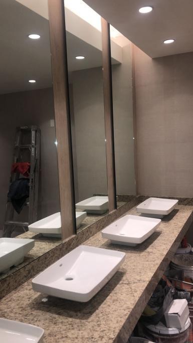Acabados de baño y lavabos en interior comercial