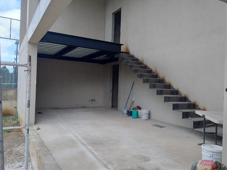 Acceso y escalera de vivienda en obra