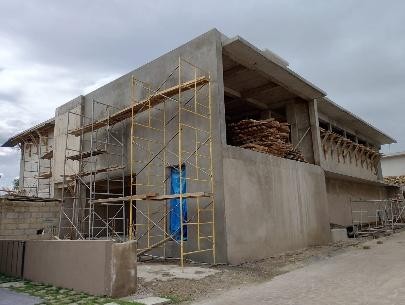 Vivienda en construcción con estructura y andamios